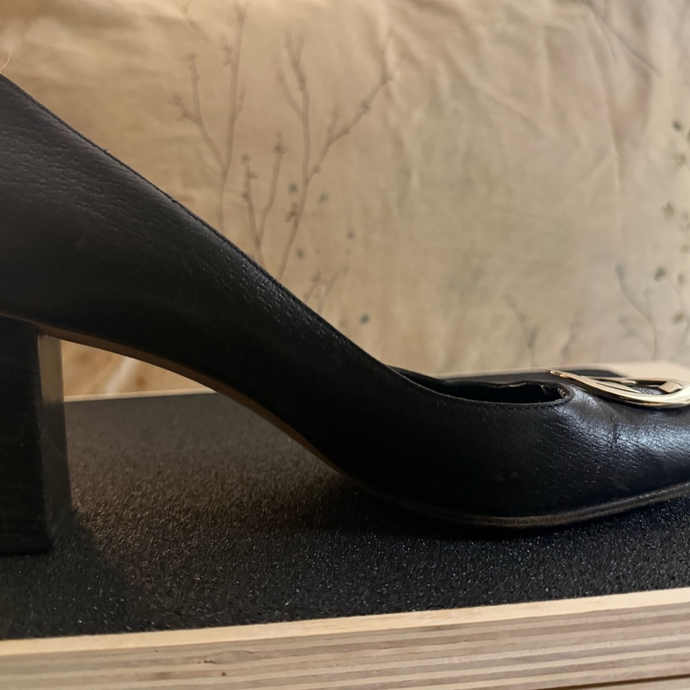 Gucci Black Heels with Gold Emblem - Picture 4 of 6